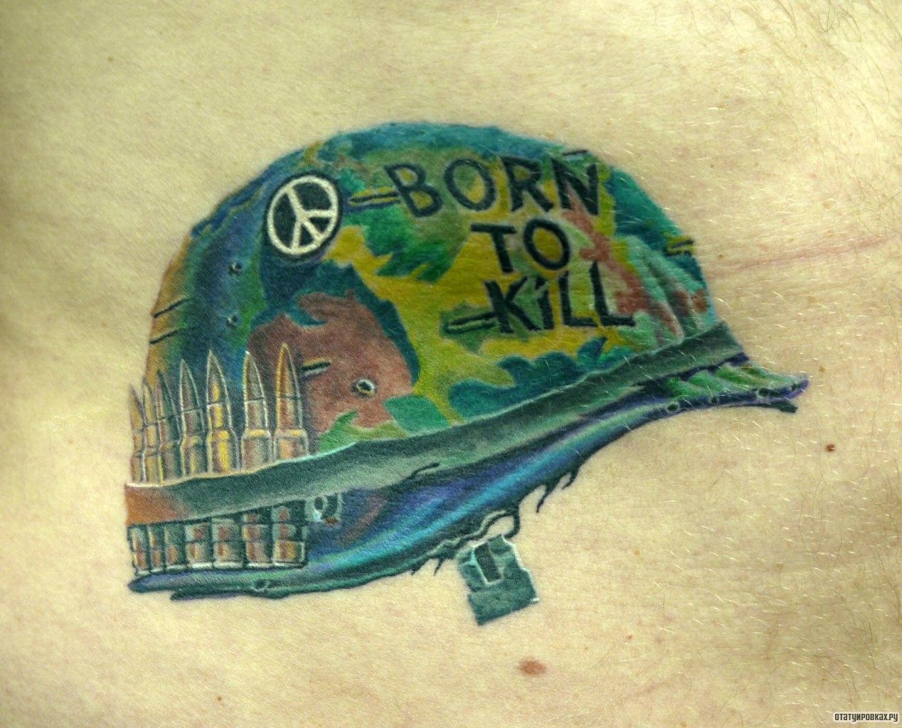 Фотография татуировки под названием «Каска с патронами»