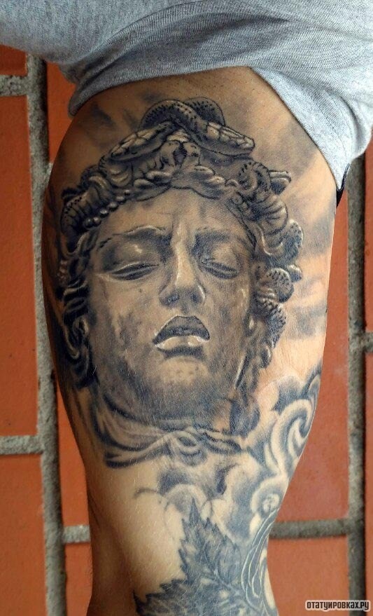 Фотография татуировки под названием «Змея на голове статуи»