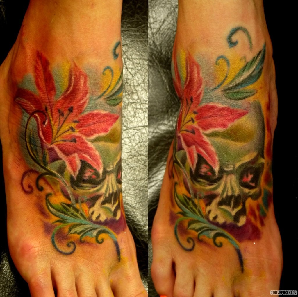 Фотография татуировки под названием «Зеленый череп и цветок»