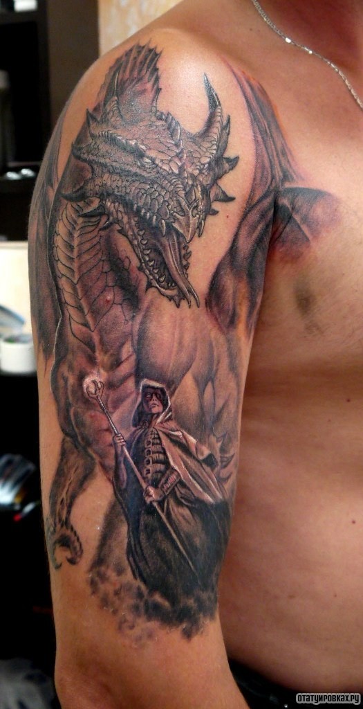 Фотография татуировки под названием «Дракон и воин»