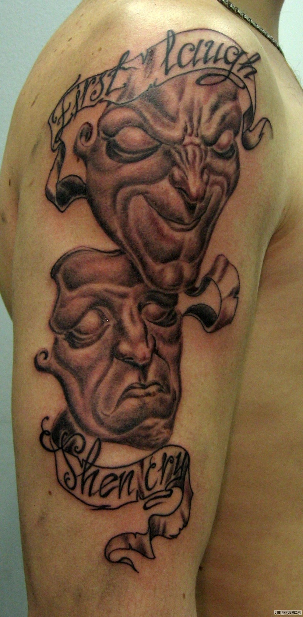 Фотография татуировки под названием «Две маски и надписи»