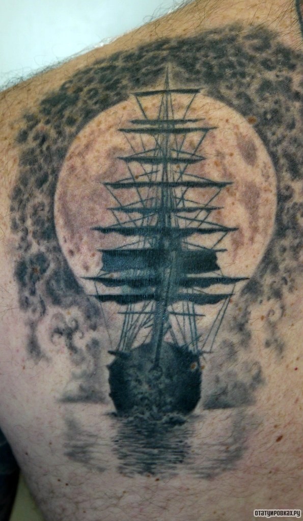 Фотография татуировки под названием «Корабль на фоне заката»