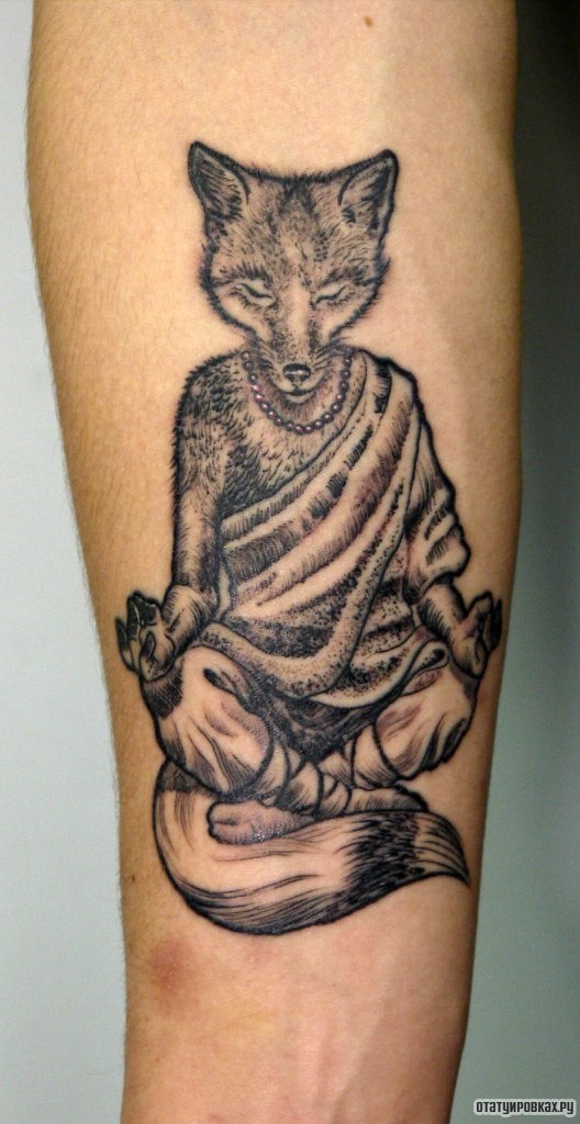 Фотография татуировки под названием «Лиса в позе лотоса»