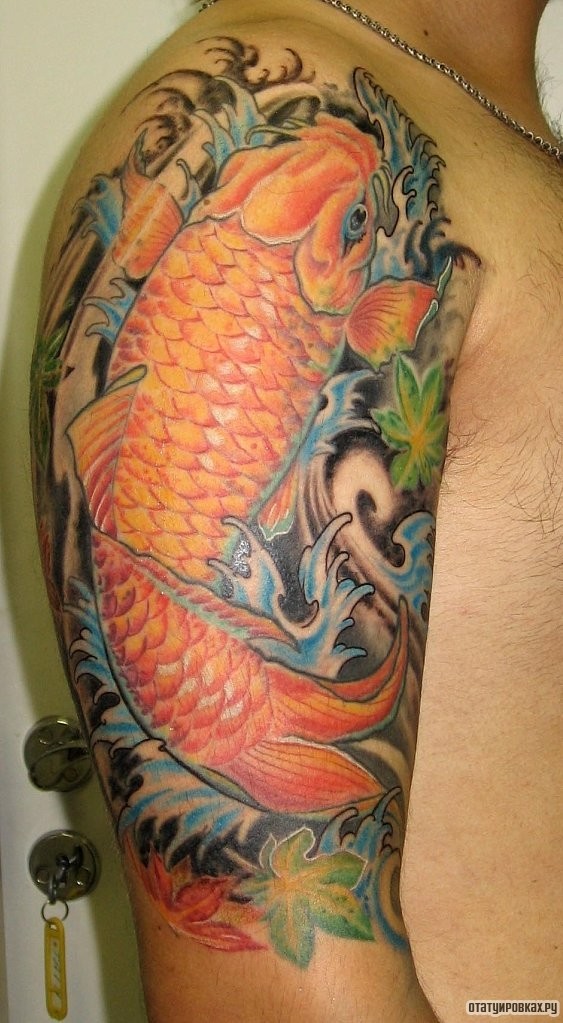Фотография татуировки под названием «Карп в волнах»