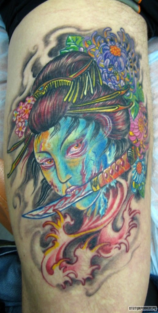 Фотография татуировки под названием «Девушка держит в зубах кинжал»