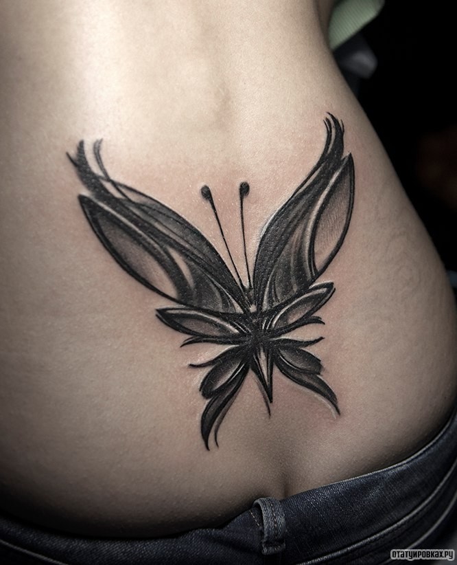 Фотография татуировки под названием «Бабочка на пояснице»