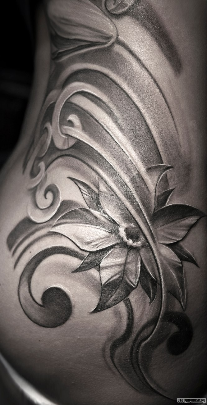 Фотография татуировки под названием «Цветы и узор»