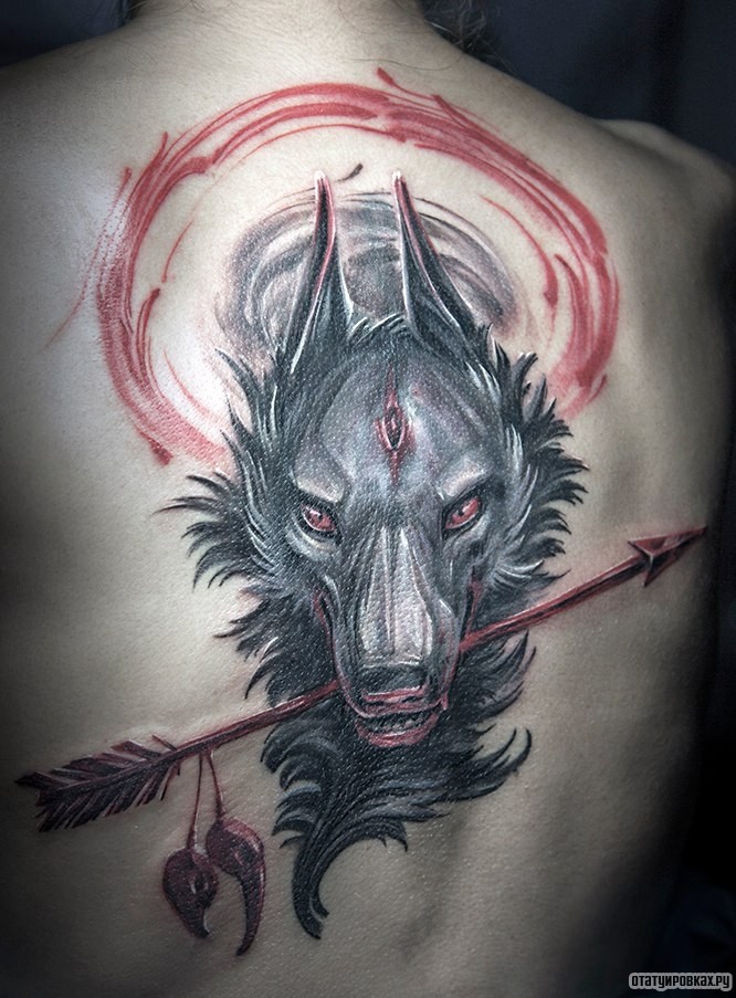 Фотография татуировки под названием «Волк со стрелой в зубах»