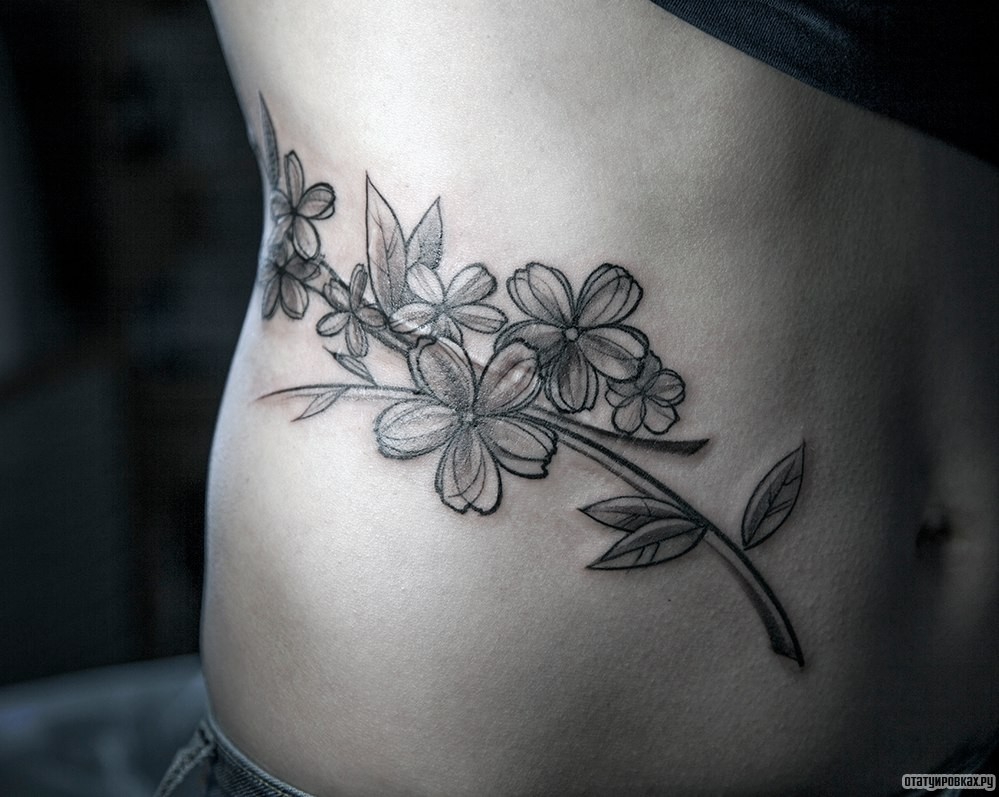 Фотография татуировки под названием «Ветка с цветами»
