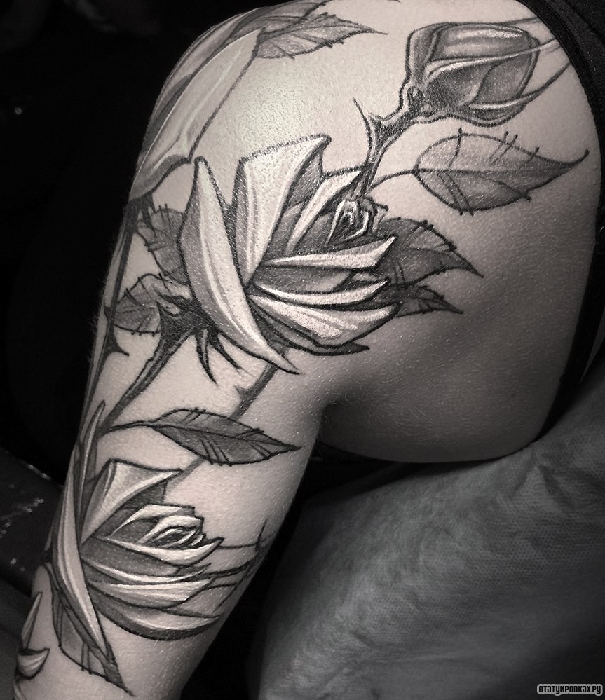 Фотография татуировки под названием «Колючая роза»