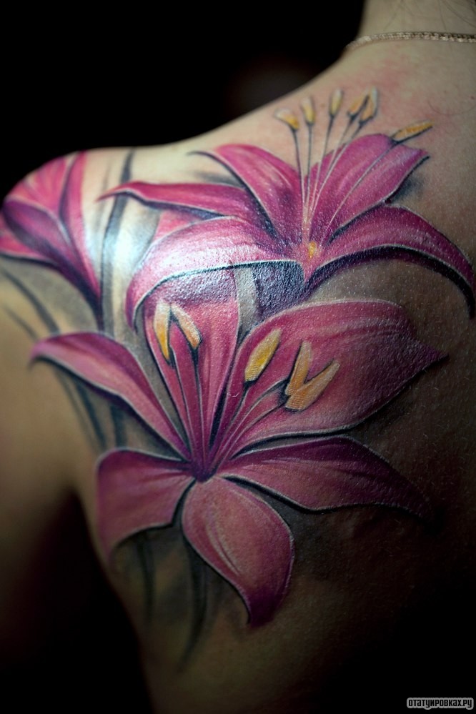 Фотография татуировки под названием «Три лилии»