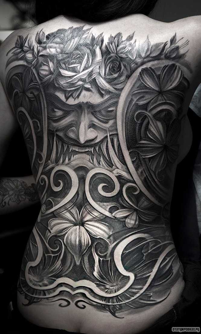 Фотография татуировки под названием «Дьявол и цветы»