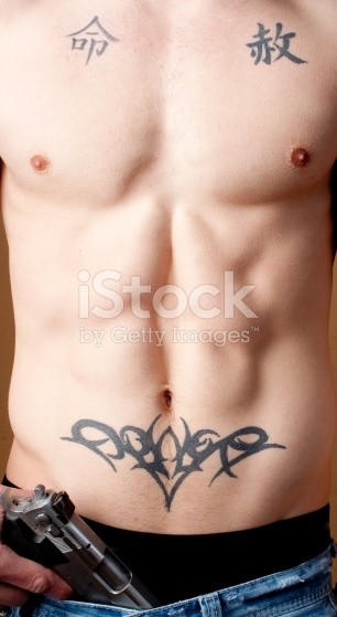 Фотография татуировки под названием «Татуировка на животе мужчины»