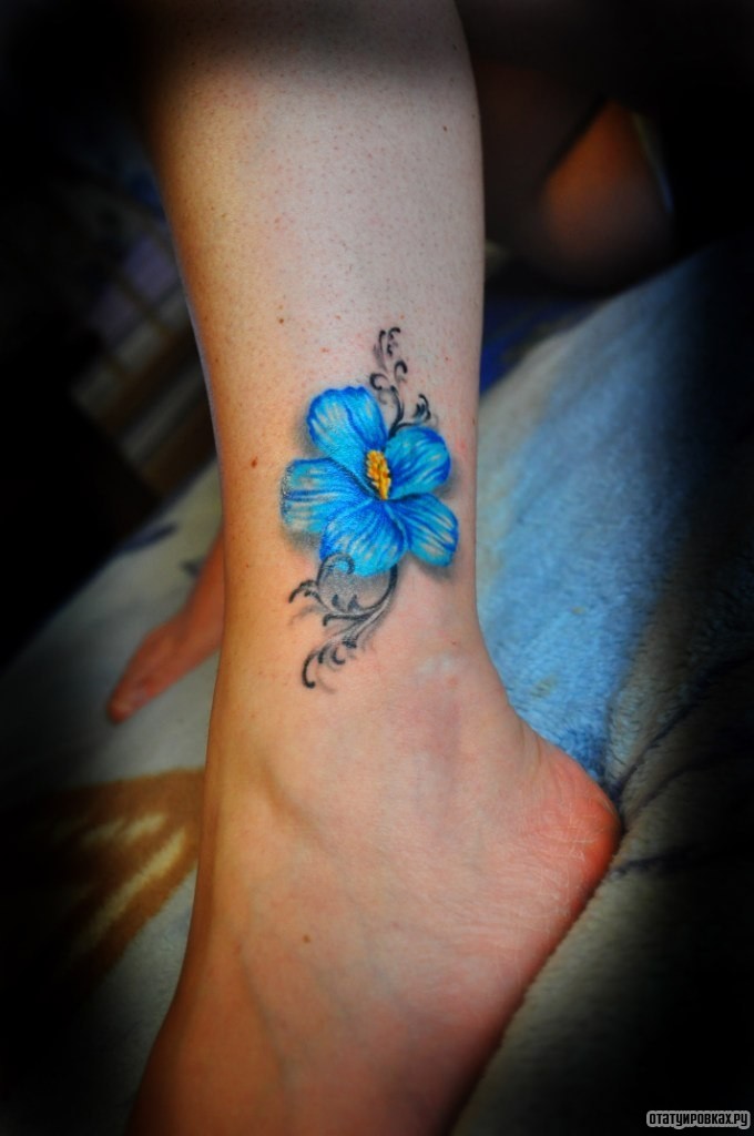 Фотография татуировки под названием «Голубой цветок»