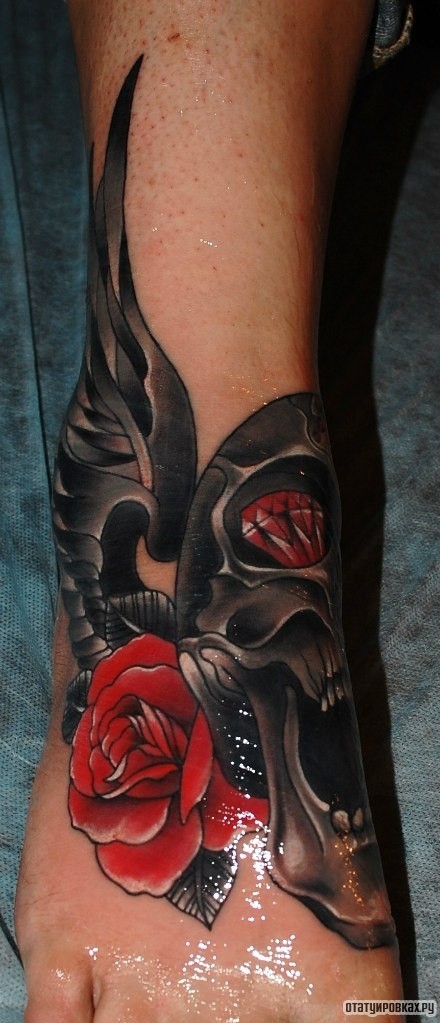 Фотография татуировки под названием «Череп, роза, крыло, алмаз»