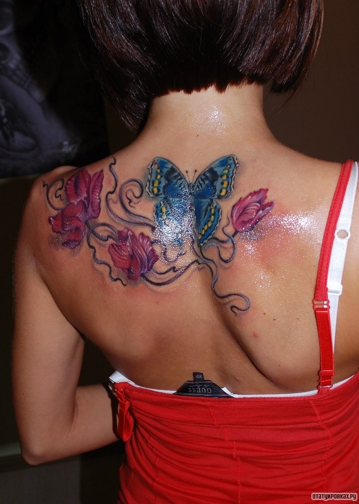 Фотография татуировки под названием «Бабочка, узоры и цветы»