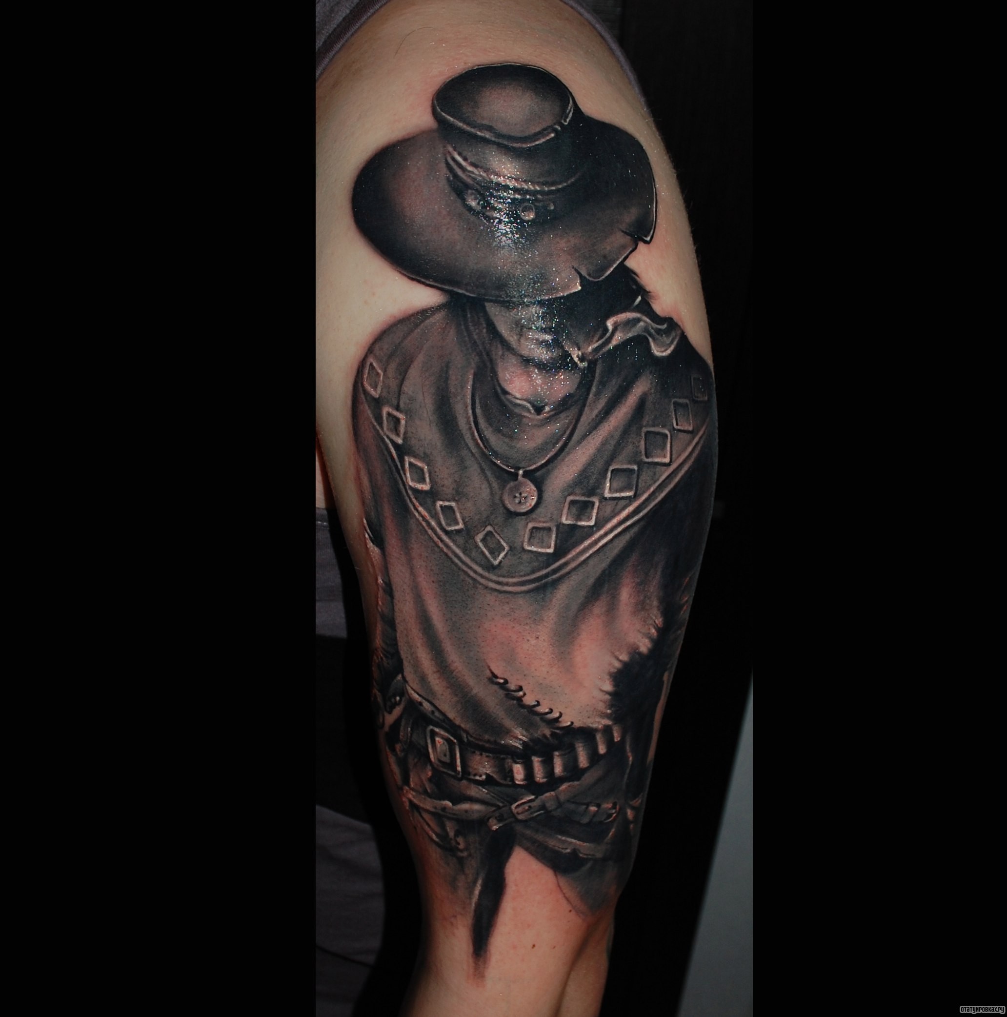 Фотография татуировки под названием «Девушка в шряпе и с сигатерой»