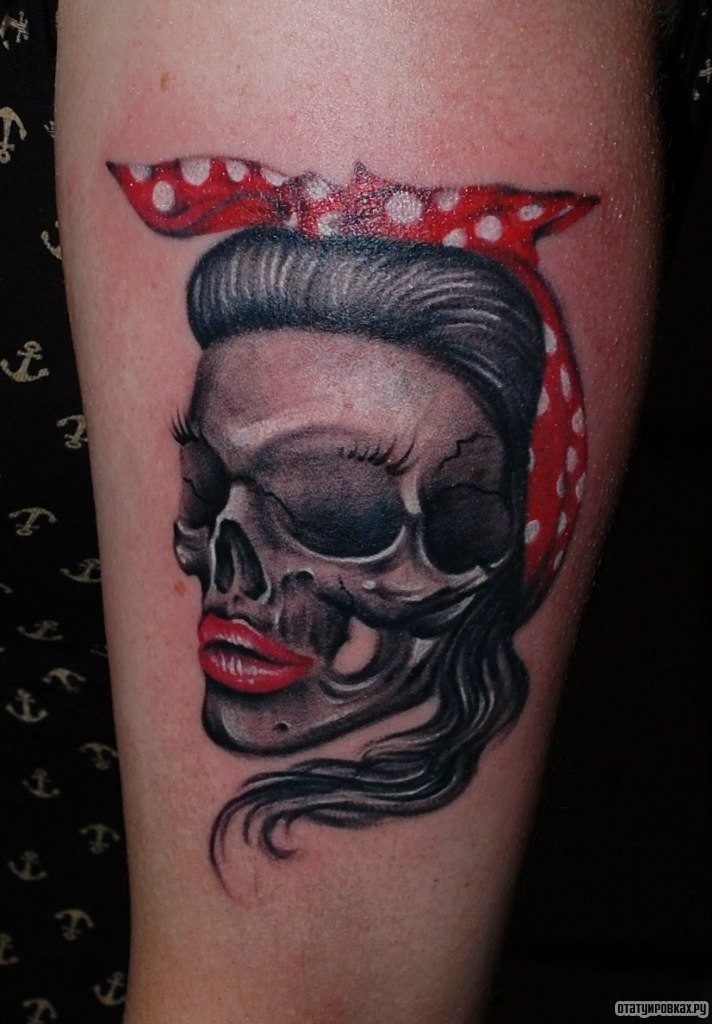 Фотография татуировки под названием «Череп девушки с бантом и красными губами»