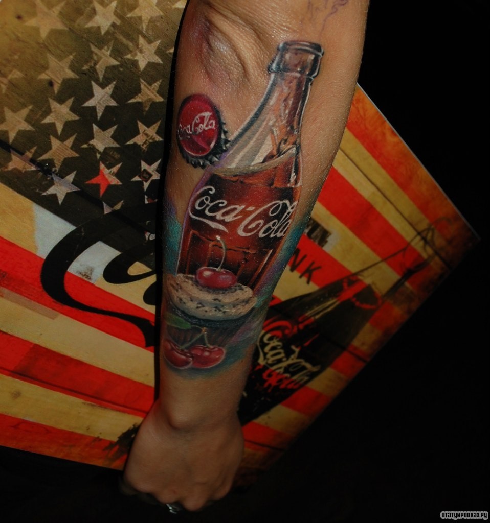Фотография татуировки под названием «Кока колла с пирожным и вишней»
