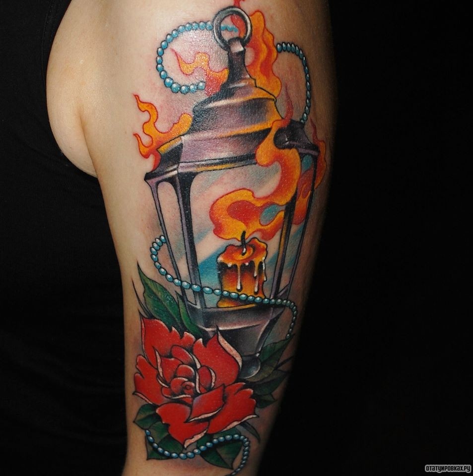 Фотография татуировки под названием «Лампа со свечой и роза»