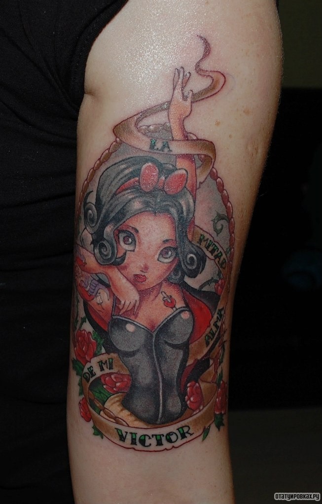Фотография татуировки под названием «Девушка и надпись Виктор»