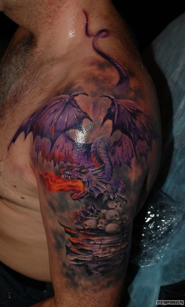 Фотография татуировки под названием «Сиреневый дракон»
