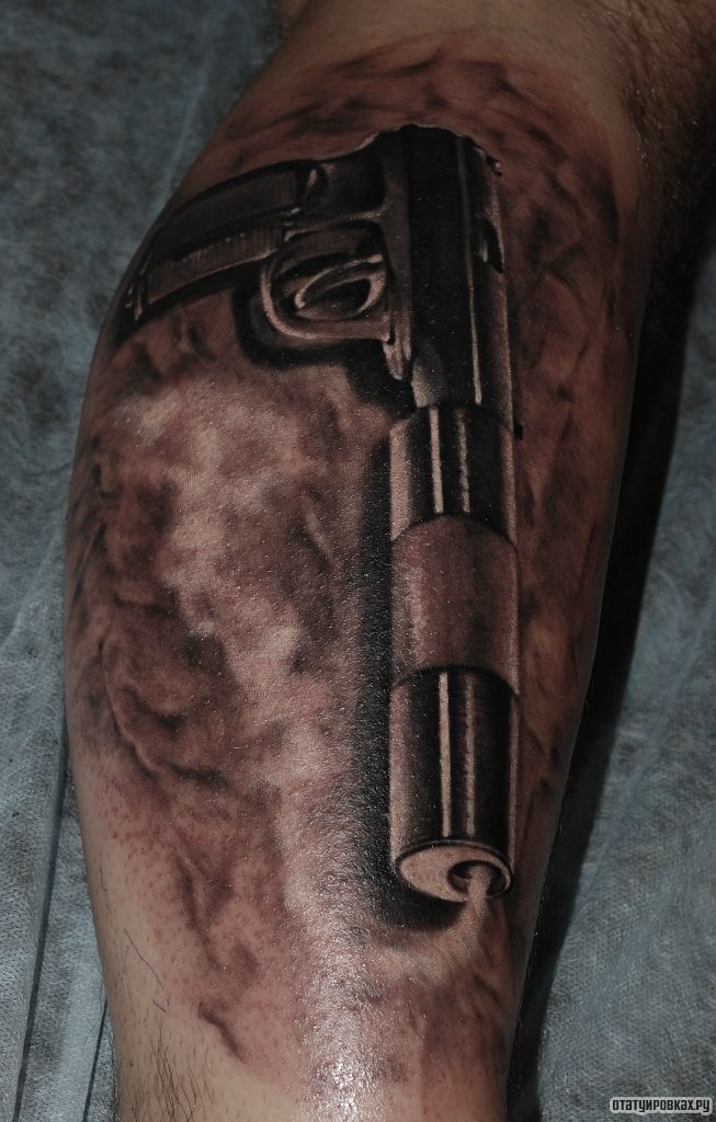 Фотография татуировки под названием «Пистолет с глушителем»