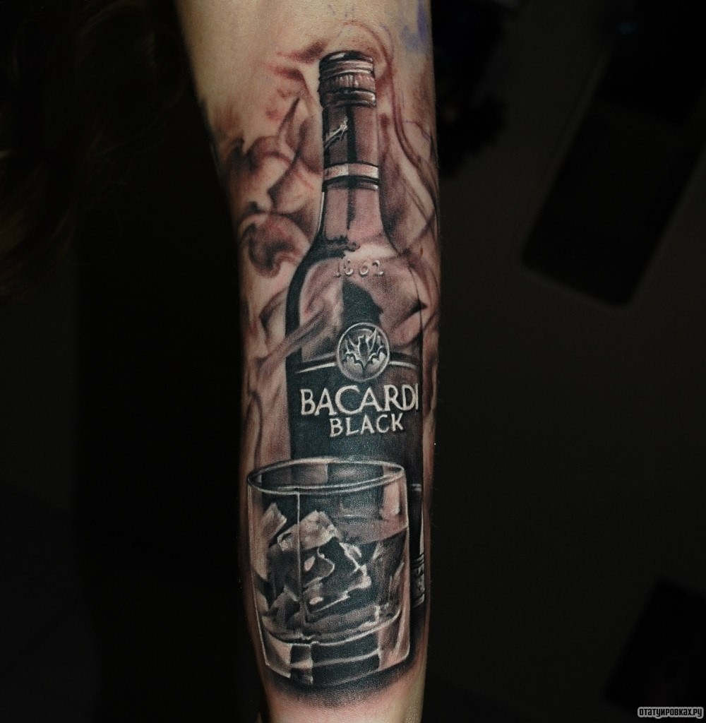 Фотография татуировки под названием «Бутылка бакарди и стакан»