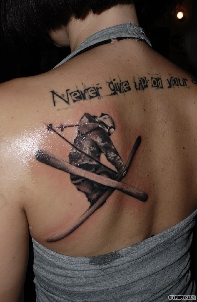 Фотография татуировки под названием «Человек на горных лыжах»