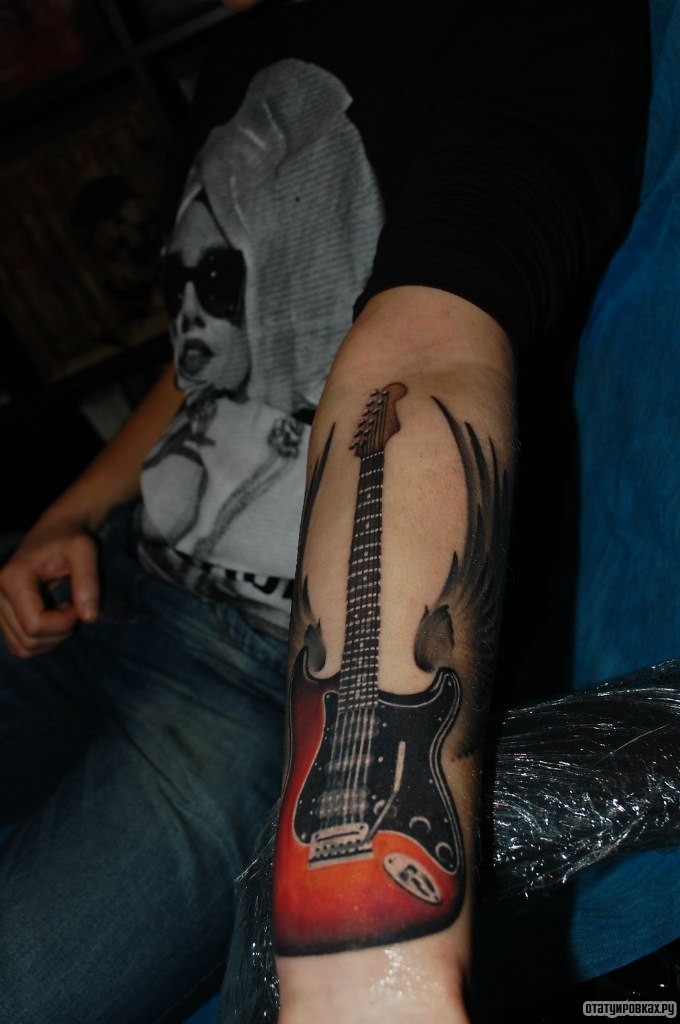 Фотография татуировки под названием «Гитара»