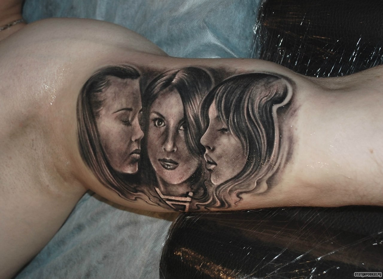 Фотография татуировки под названием «Три лица девушек»
