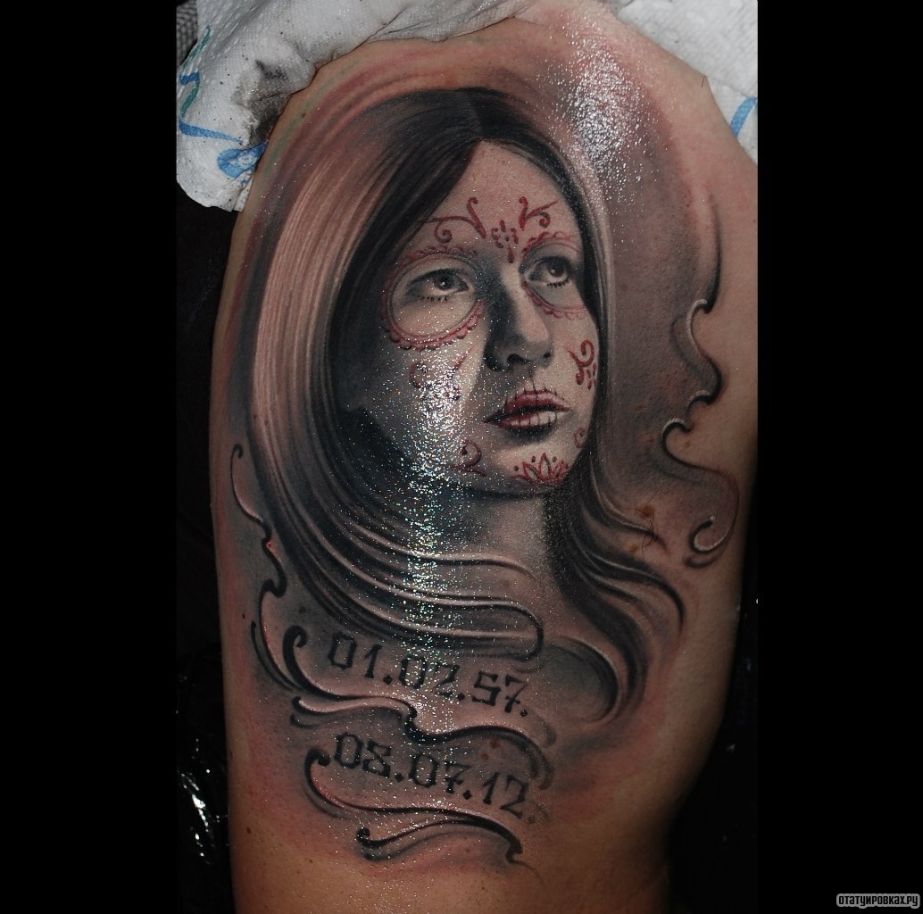 Фотография татуировки под названием «Девушка чикано и даты»
