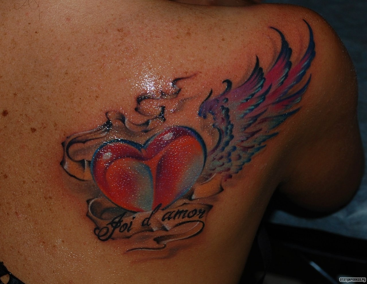 Фотография татуировки под названием «Сердце с крылом и надписью»