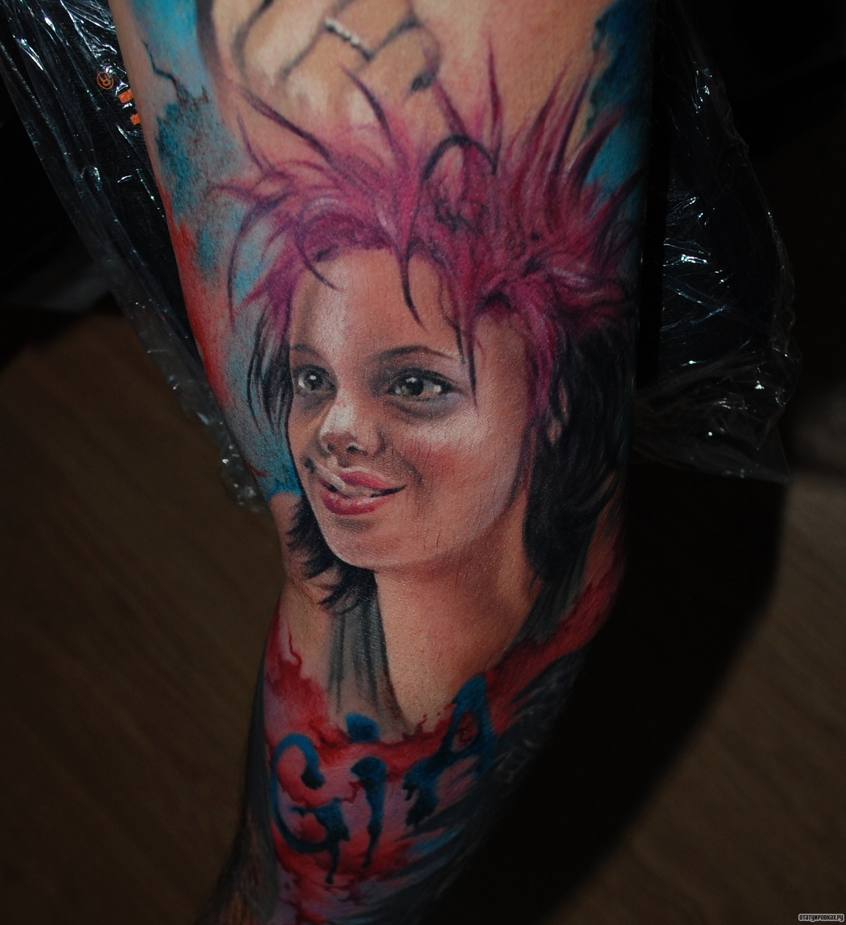 Фотография татуировки под названием «Девочка с сигаретой в зубах и розовыми волосами»