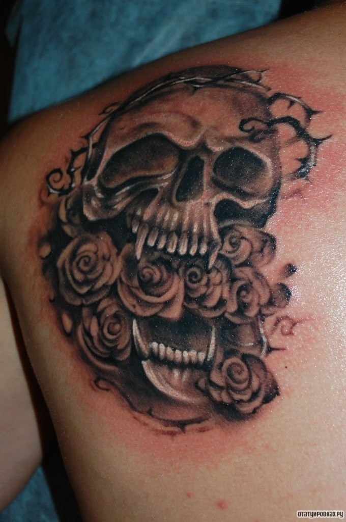 Фотография татуировки под названием «Череп с розами в зубах»