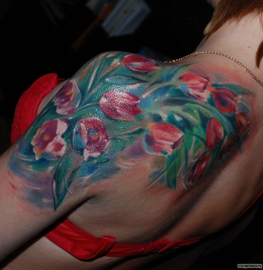 Фотография татуировки под названием «Тюльпаны»