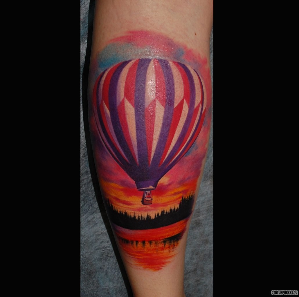 Фотография татуировки под названием «Воздушный шар на фоне деревьев»