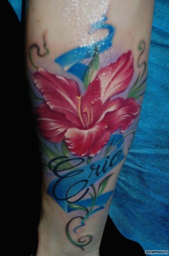 Фотография татуировки под названием «Красный цветок»