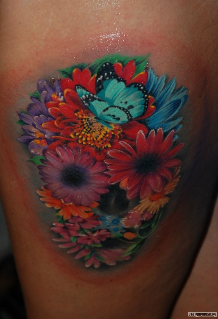 Фотография татуировки под названием «Цветы и бабочка»