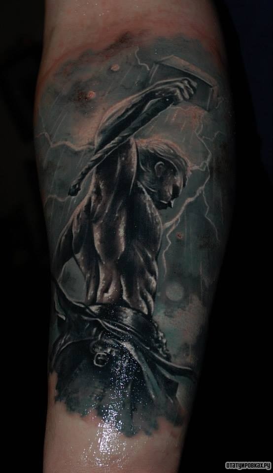 Фотография татуировки под названием «Человек с молотом»