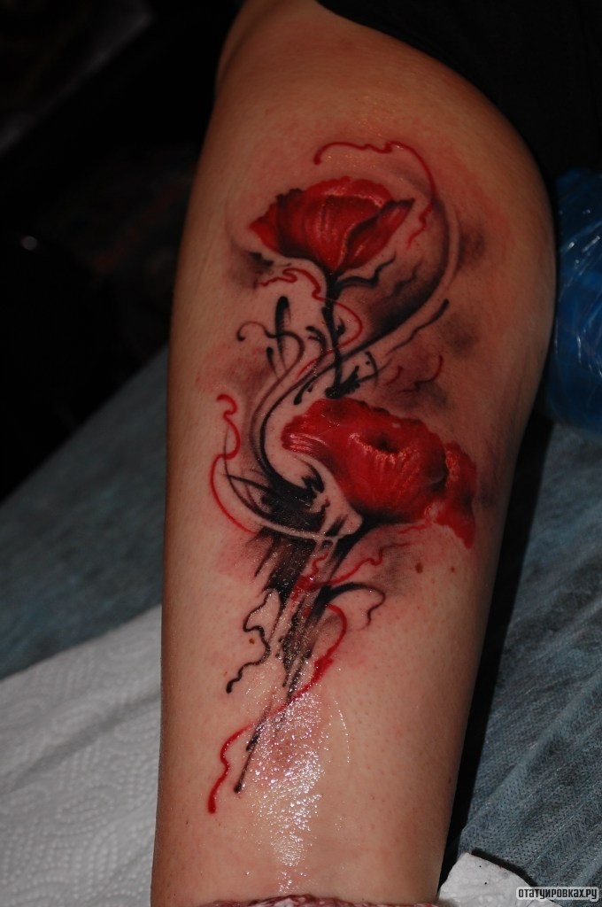 Фотография татуировки под названием «Два цветка мака»