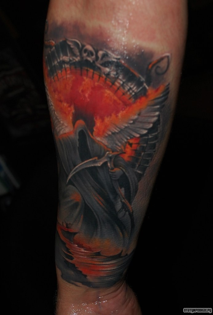 Фотография татуировки под названием «Архангел на фоне огня»