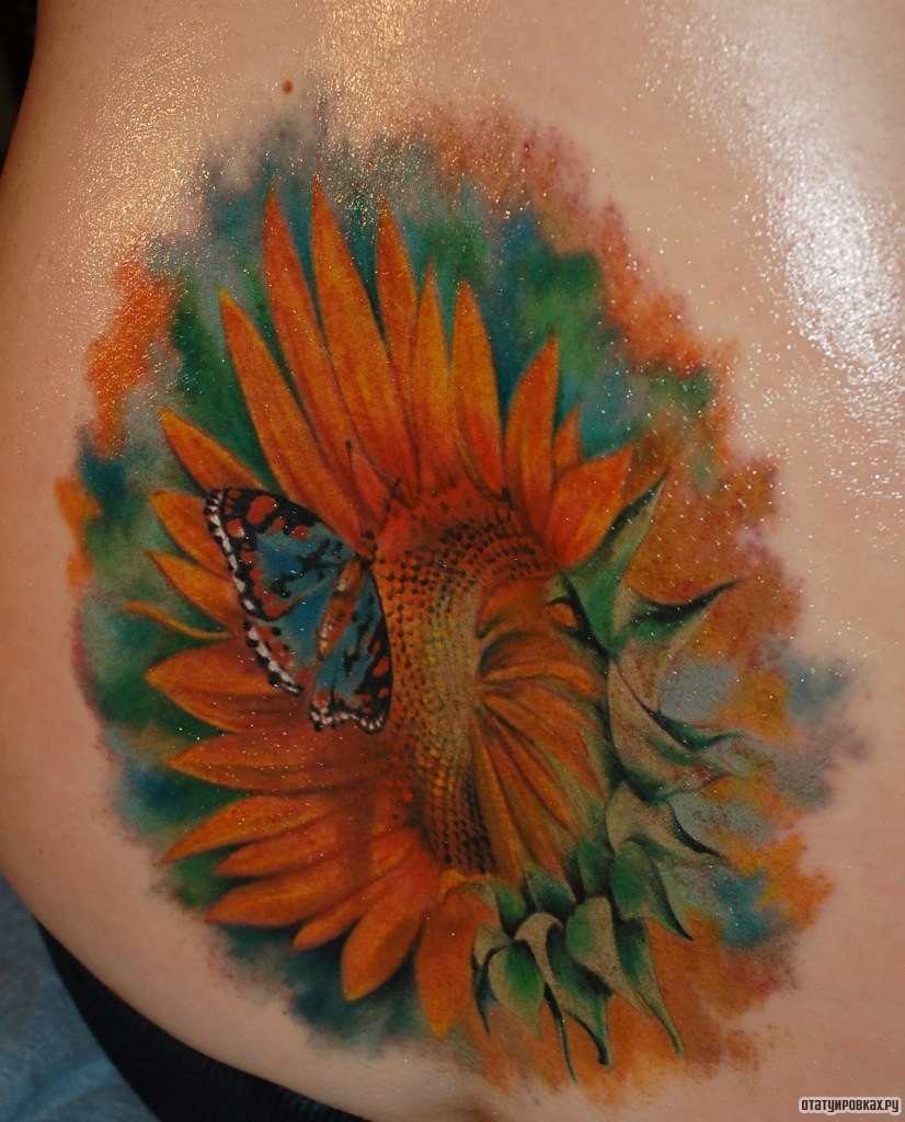 Фотография татуировки под названием «Бабочка на оранжевом цветке»