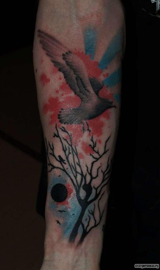Фотография татуировки под названием «Птица на фоне дерева»