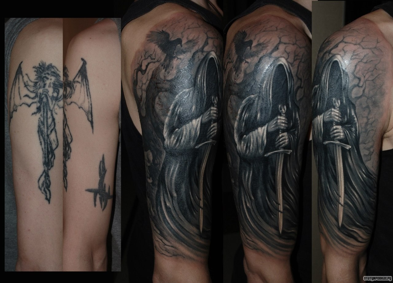 Фотография татуировки под названием «Черный плащ с мечом на фоне дерева и вороны»