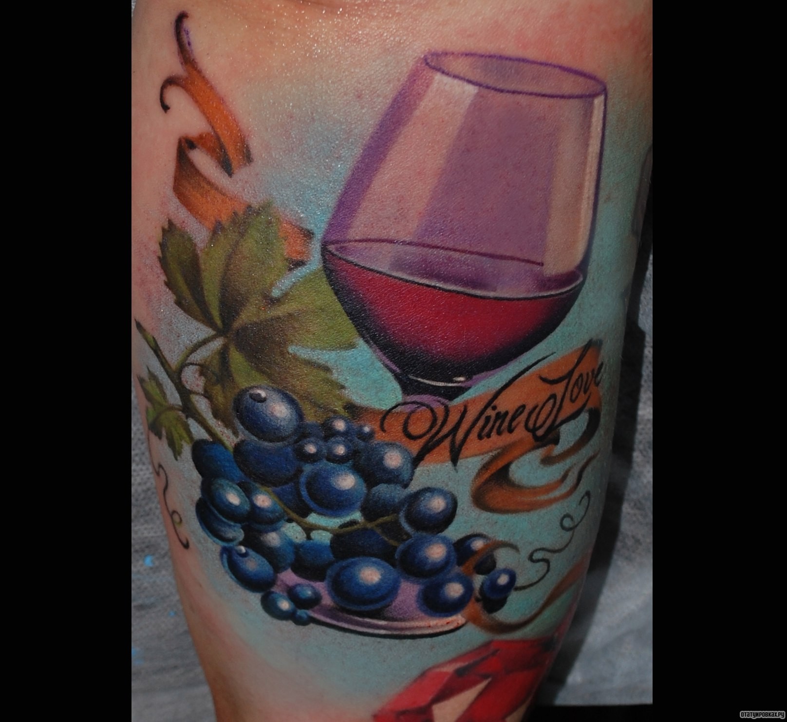 Фотография татуировки под названием «Бокал вина и виноград»