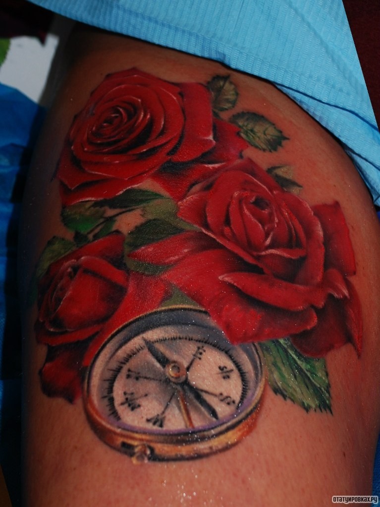 Фотография татуировки под названием «Три розы и компас»