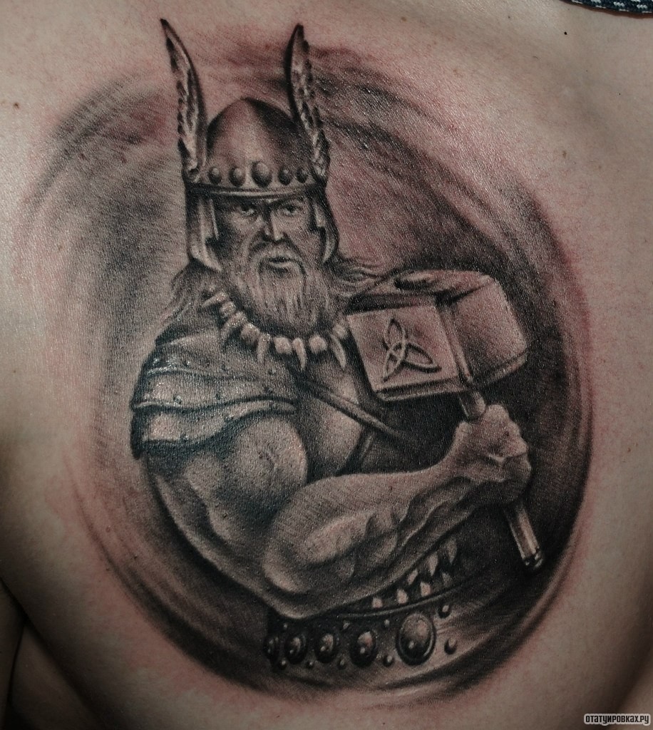 Фотография татуировки под названием «Викинг с молотом»