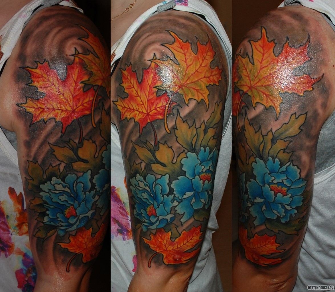Фотография татуировки под названием «Пионы и кленовые листы»