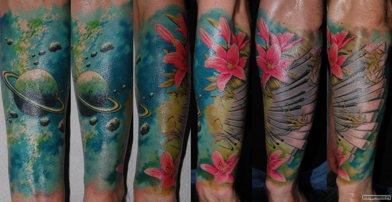 Фотография татуировки под названием «Лилии и планета»